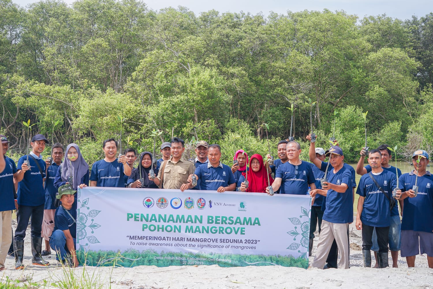 YAGASU, BPDAS Wampu Sei Ular dan DKP Sumut menanam mangrove bersama di Desa Paluh Sibaji, Kecamatan Pantai Labu, Kabupaten Deli Serdang, Kamis (27/7). Waspada/ist