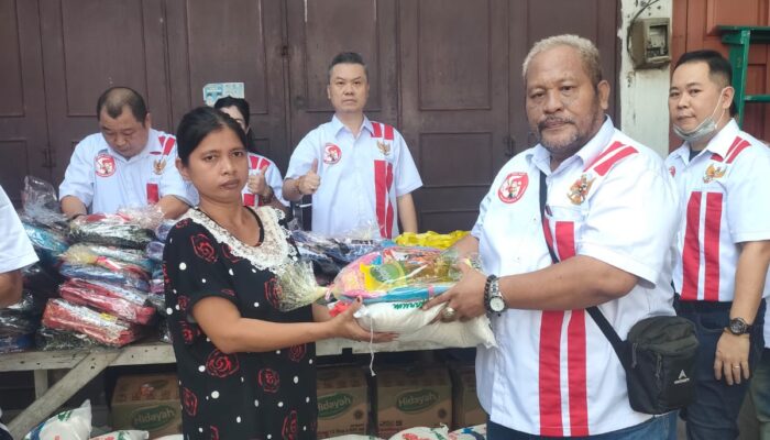 Relawan Ganjar Salurkan Sembako Dan Perlengkapan Sekolah