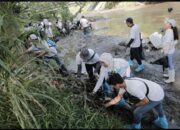 Volunteer BUMN, PLN UID Sumut, perwakilan pemerintah Kota Medan, aktivis peduli lingkungan, mahasiswa dan masyarakat sekitar melakukan bersih-bersih di bantaran Sungai Deli.