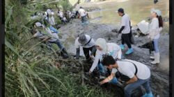 Volunteer BUMN, PLN UID Sumut, perwakilan pemerintah Kota Medan, aktivis peduli lingkungan, mahasiswa dan masyarakat sekitar melakukan bersih-bersih di bantaran Sungai Deli.