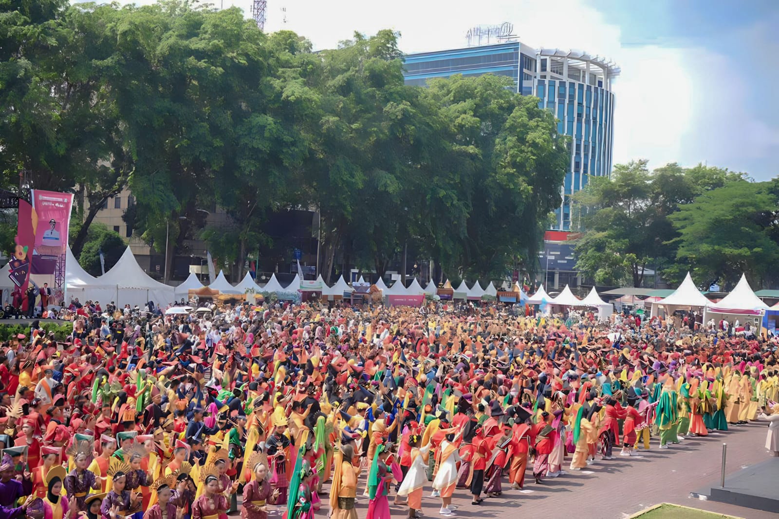 RIBUAN siswa-siswi PAUD/TK SD dan SMP dari seluruh penjuru kota Medan mengikuti Gebyar Pendidikan tahun 2023 yang digelar Pemko Medan melalui Dinas Pendidikan dan Kebudayaan di Lapangan Benteng, Minggu (30/7). Waspada/ist