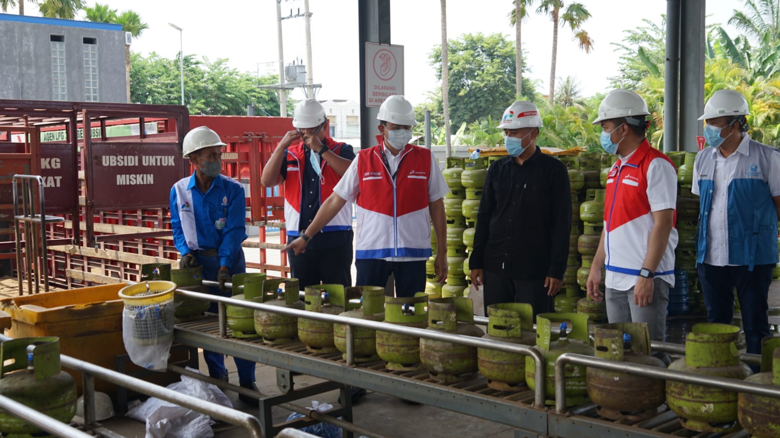 Anggota Komisi VII DPR RI, Hendrik Sitompul bersama Direktur Keuangan Pertamina Patra Niaga, Arya Suprihadi dan Executive General Manager Pertamina Patra Niaga Regional Sumatera Bagian Utara (Sumbagut), Freddy Anwar turun langsung meninjau sejumlah agen dan pangkalan di Kabupaten Deli Serdang dan Kota Medan, Sumatera Utara (Sumut), Minggu (30/7).