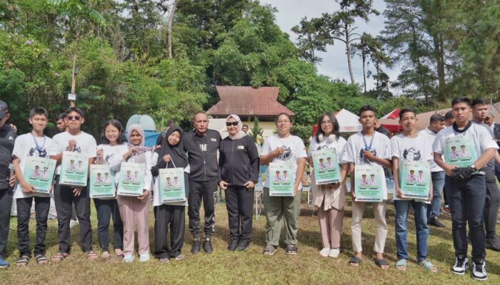 Pelajar SMAN 3 Medan Camping Ilmiah Di Tahura Dapat Tablet