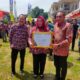 KEPALA Dinas Pemberdayaan Perempuan Perlindungan Anak Pemberdayaan Masyarakat dan Pengendalian Penduduk dan Keluarga Berencana (P3APMP2KB) Kota Medan, Dra Edliyati M.AP saat menerima apresiasi penghargaan dari Gubernur Sumut Edy Rahmayadi. Waspada/ist