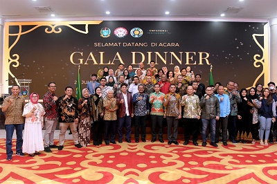 KADIS Kominfo Sumut Ilyas S. Sitorus, foto bersama peserta Konferensi Penyiaran Indonesia. Waspada/Ist