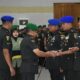 PANGDAM I/BB Mayjen TNI A. Daniel Chardin menyerahkan tongkat komando kepada salah seorang komanda yang baru dilantik pada acara sertijab Danpomdam, Danyon Komposif dan Dandenzipur, Jumat (7/7) di Balai Prajurit Kodam /I BB Jl. Gatot Subroto Km 7 Medan. Waspada/Ist