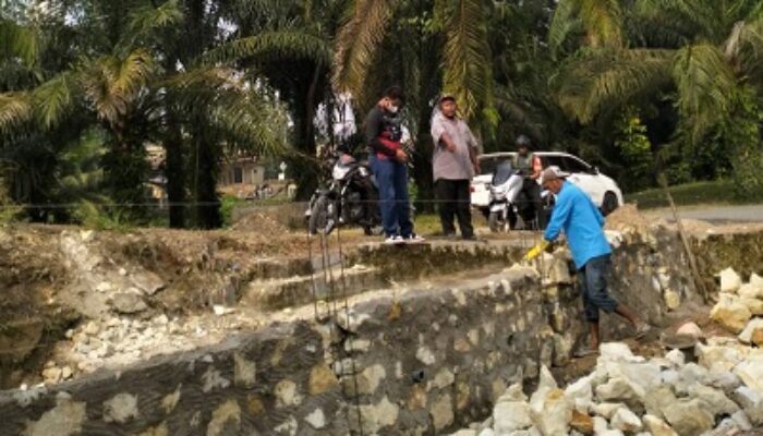 APMB Apresiasi Pengusaha Muda Bangun Pelebaran Bahu Jalan Desa