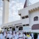 Dr. H. Hayatsyah selaku Ketua Kloter 17 bersama jamaah saat bermiqot di Tan'im. Waspada/ist