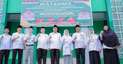 KANKEMENAG Sumut H. Ahmad Qosbi, S.Ag, MM bersama Kepala MAN Binjai Hj.N.Cici Mahruliana, M.Si, siswa dan tenaga pendidik. Waspada/ist