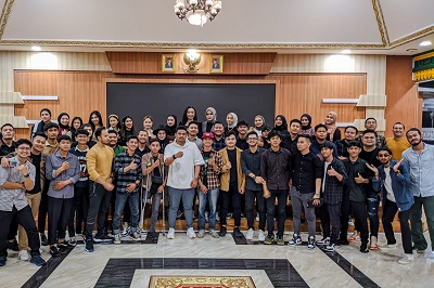 WALI Kota Medan Bobby Nasution berfoto bersama sejumlah Influencer dan Konten Kreator Kota Medan yang diundang ke rumah dinas Wali Kota Medan, Kamis (6/7) malam. Waspada/Ist