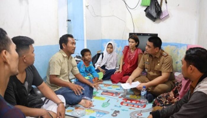 Kunjungi Pebetor Korban Begal, Camat Belawan Sampaikan Tali Asih Bobby Nasution