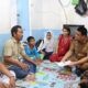CAMAT Medan Belawan Subhan Harahap (dua kanan) menyerahkan bantuan kepada Ilyas (38, tiga kiri), yang menjadi korban begal, saat ditemui di kediamannya Jalan Asahan I, Kelurahan Belawan I, Senin (18/7). Waspada/Ist