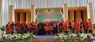 DEWAN Pembina IKWASU, Hj.Noor Balqis, S.Psi, Ketua Umum, Prof.Dr.Dra.Rohani Ganie, M.Hum bersama pengurus yang dilantik foto bersama. Waspada/Anum Saskia