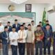 KETUA Umum MUI Sumatera Utara, Dr. H. Maratua Simanjuntak bersama pembicara dan sebagian peserta kegiatan. Waspada/ist