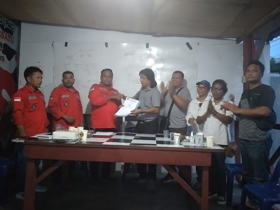 KETUA PAC Pemuda Batak Bersatu Kecamatan Medan Timur Henri Siallagan menyerahkan mandat kepada Drs Erwin Manalu MH sebagai ketua ranting PBB Kelurahan Glugur Darat II Kecamatan Medan Timur, Rabu (19/7) di Medan disaksikan sejumlah pengurus lainnya. Waspada/Ist