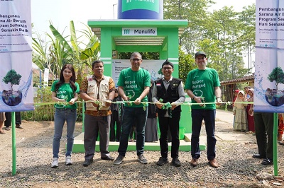 MANULIFE Indonesia mengadakan berbagai kegiatan melalui program 'Semakin Hari Semakin Baik', seperti pembangunan sarana air bersih untuk lebih dari 25 keluarga di Desa Ridogalih, Bekasi, dan Fun Walk untuk menekankan pentingnya menjaga kesehatan. Waspada/Ist