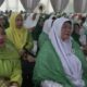 KETUA PD Muslimat Al Washliyah Kota Medan Dr. Hj. Hasnil Aida Nasution, MA diantara ribuan yang hadir dalam kegiatan. Waspada/ist