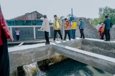 WALI Kota Medan Bobby Nasution meninjau rumah pompa air yang berada di Jalan Deli, Kelurahan Belawan I, Kecamatan Medan Belawan, Kamis (6/7). Waspada/Ist