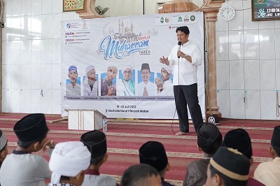 PROF Ridha Dharmajaya saat menyampaikan sambutanya pada acara Spirit Of Muharram 1445 H di Mushalla Nurul Hidayah Mabar Kecamatan Medan Deli, Rabu (19/7). Waspada/Andi Aria Tirtayasa
