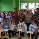 PLT Kepala SMK Negeri 14 Medan Suprianto, S.S, narasumber, guru dan siswa peserta kegiatan. Waspada/ist