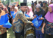 Rudi Alfahri Rangkuti Serahkan 100 Paket Sembako Kepada Lansia Di Kabupaten Hinai