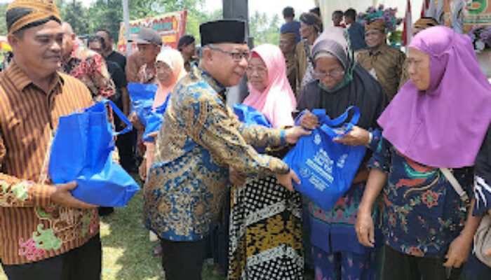 Rudi Alfahri Rangkuti Serahkan 100 Paket Sembako Kepada Lansia Di Kabupaten Hinai