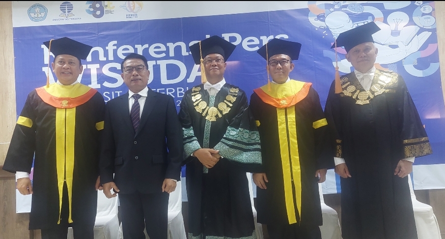 Ketua MPR RI dan Guru Besar UPI Jadi Wisudawan Kehormatan UT