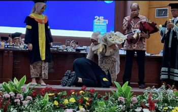 Resmi Jadi Sarjana UT, Rey Mbayang Cium Kaki Ayah Ibu
