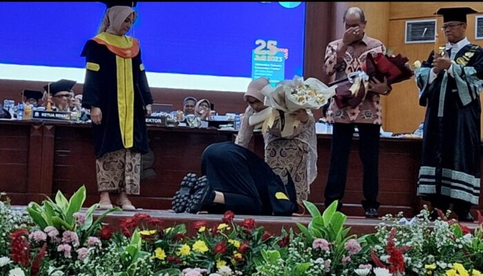 Resmi Jadi Sarjana UT, Rey Mbayang Cium Kaki Ayah Ibu