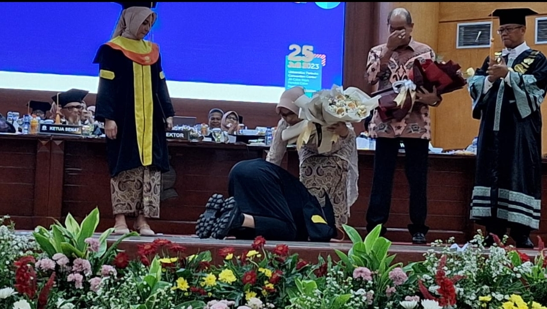 Resmi Jadi Sarjana UT, Rey Mbayang Cium Kaki Ayah Ibu