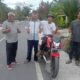 DIREKTUR Eksekutif Lembaga Independen Pemerhati Pembangunan Sumut (LIPPSU), Azhari AM Sinik (kiri) berfoto bersama warga Kuala Lama, Kecamatan Pantai Cermin, Serdang Bedagai, ketika berkunjung, pekan lalu. Waspada/Ist