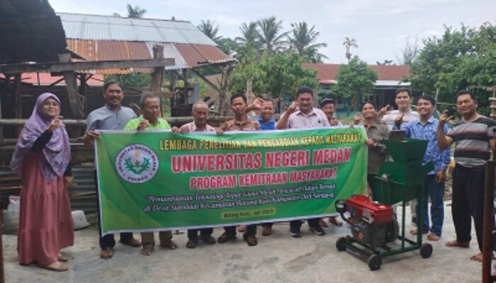 Dosen Unimed Latih Peternak Gunakan Mesin Pencacah Pakan