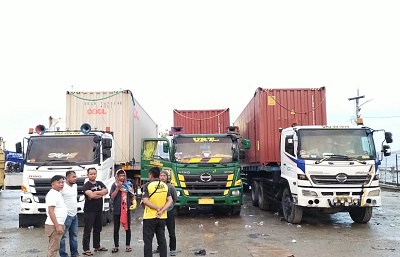 SEJUMLAH truk pendukung AMP berada di Gunung Sitoli, untuk selanjutnya bertugas mengerjakan proyek jalan di Kabupaten Nias. Waspada/Ist