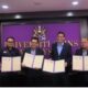 Raktor UnHar Prof. Drs. H. Sriadhi, S.T., M.Pd., M.Kom., Ph.D melaksanakan pertukaran dokumen dan foto bersama dengan pihak USM Malaysia setelah penandatanganan MoU . Waspada/Ist