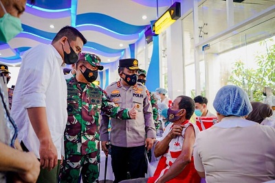 WALI Kota Medan Bobby Nasution menyaksikan kegiatan vaksinasi di Medan, belum lama ini. Waspada/Ist