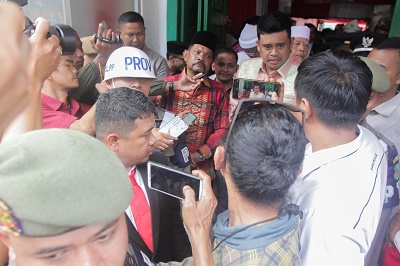 WALIKOTA Medan Muhammad Bobby Afif Nasution bersama Walikota Medan ke 15 H Rahudman Harahap, memberikan keterangan pers usai mengikuti puncak perayaan HUT ke-433 Kota Medan di Stadion Teladan Medan, Senin (3/7). Waspada/Ist