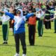 Wali Kota Susanti Dewayani (paling depan) ikut senam massal usai membuka secara resmi Gebyar Sekolah Sehat Kota Pematangsiantar di lapangan SD/SMP Budi Mulia, Jl. Melanthon Siregar, Jumat (28/7).(Waspada-Ist).