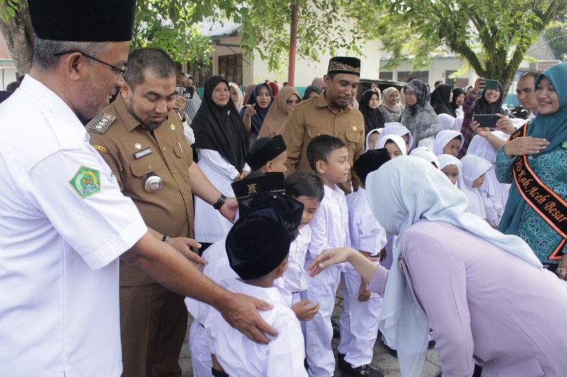 Bunda PAUD Aceh Pantau Hari Pertama Masuk Sekolah Di Aceh Besar Bunda PAUD Aceh Pantau Hari Pertama Masuk Sekolah Di Aceh Besar