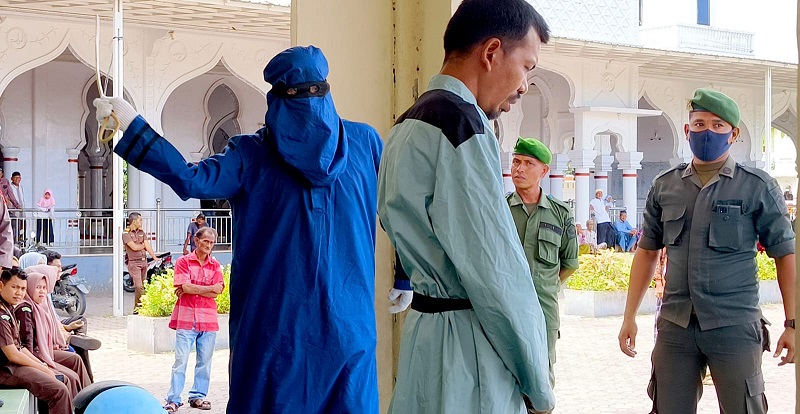 Dicambuk Algojo, Enam Terpidana Maisir Menahan Sakit Dicambuk Algojo, Enam Terpidana Maisir Menahan Sakit