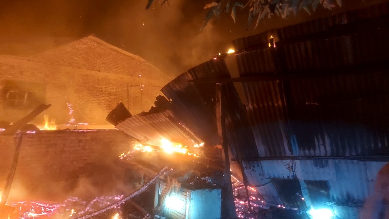 Diduga Akibat Arus Pendek, 3 Rumah Di Serbalawan Ludes Terbakar