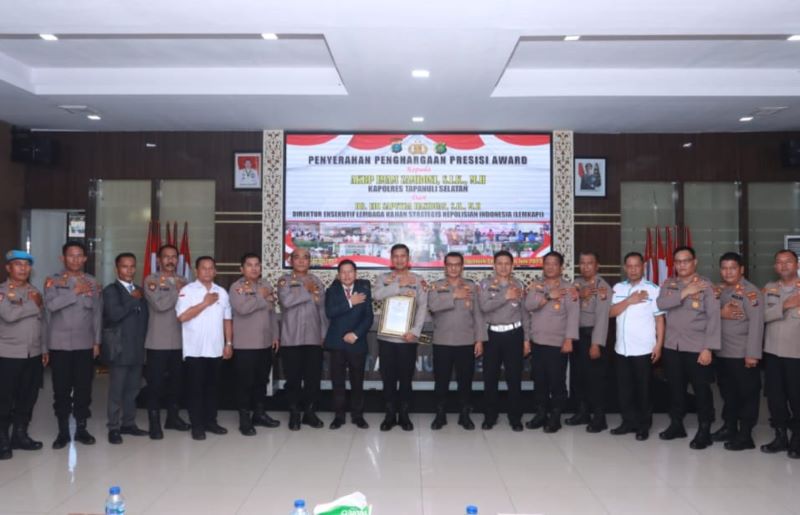 Kapolres Tapsel Terima Presisi Award Dari LEMKAPI Kapolres Tapsel Terima Presisi Award Dari LEMKAPI
