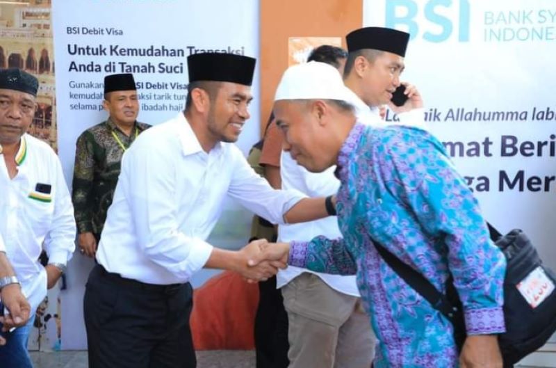 Bupati Sambut Jamaah Haji Labura Di Medan Bupati Sambut Jamaah Haji Labura Di Medan