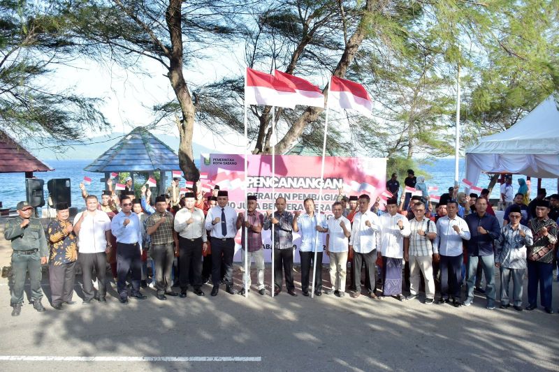 Pj. Wali Kota Sabang Canangkan Gerakan Pembagian 10 Juta Bendera Merah Putih