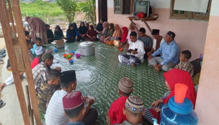 Panti Asuhan Darul Ikhlas Labuhanruku Santap Bubur Asyura