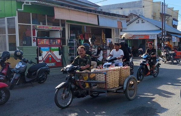 BAU BUSUK-Warga Pante Teungoh keluhkan bau busuk menyengat dari Pasar Pante Teungoh, Rabu (5/7) Waspada/Muhammad Riza