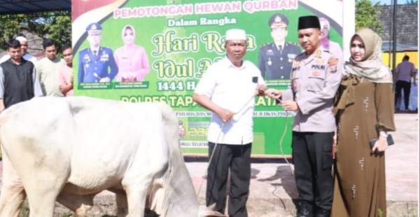 Kapolres Tapsel saat meninjau pelaksanaan penyembelihan hewan kurban di Asrama Polisi Sitataring. (Waspada/Ist)