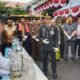 Kapolres Agara AKBP Raden Doni Sumarsono saat menyaksikan pemusnahan barang bukti seberat 1002 gram sabu. Waspada/Seh Muhammad Amin