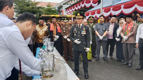 Kapolres Agara AKBP Raden Doni Sumarsono saat menyaksikan pemusnahan barang bukti seberat 1002 gram sabu. Waspada/Seh Muhammad Amin