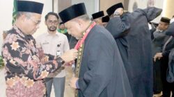 Sekda Pidie H Idhami, MSi, mewakili Pj Bupati Pidie Ir Wahyudi Adiswanto, MSi, memasang jubah hakim MTQ XXXIV tingkat Kabupaten Pidie yang dilaksanakan di Pidie Convention Center (PCC), Kamis (6/7) Waspada/Muhammad Riza