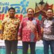SEKDA Karo Kaperas Terkelin Purba didampingi Kadisparpora Munarta Ginting SP dan Ketua Panitia Dapatkita Sinulingga diabadikan di lokasi kegiatan taman Mejuah-juah Berastagi. Waspada/Micky Maliki